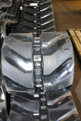 450x81.5x76 Tracce di gomma per escavatori con passo di 81,5 mm